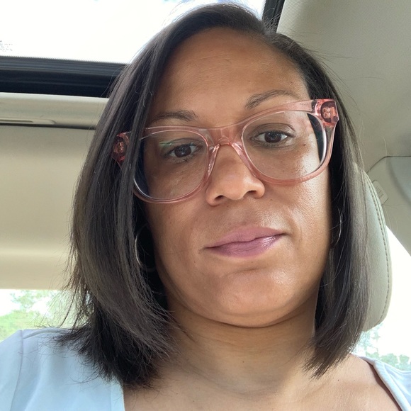 Meet your Posher, Selena - Picture 1 of 1